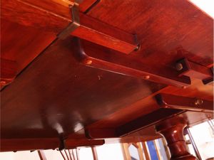 Tavolo da pranzo in noce e mogano  - Asta La casa classica. Stile intramontabile - Associazione Nazionale - Case d'Asta italiane