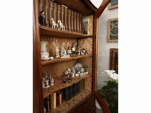 Vetrinetta-libreria in noce  - Asta La casa classica. Stile intramontabile - Associazione Nazionale - Case d'Asta italiane