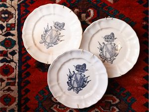 Assortimento di piatti decorativi in terraglia  - Asta La casa classica. Stile intramontabile - Associazione Nazionale - Case d'Asta italiane