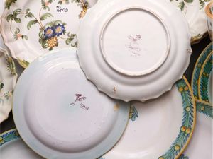 Assortimento di piatti in terraglia invetriata, Cantagalli  - Asta La casa classica. Stile intramontabile - Associazione Nazionale - Case d'Asta italiane