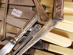 Miscellanea di posate e accessori per la tavola in metallo argentato  - Asta La casa classica. Stile intramontabile - Associazione Nazionale - Case d'Asta italiane