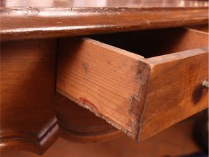 Tavolo scrittoio in noce  - Asta La casa classica. Stile intramontabile - Associazione Nazionale - Case d'Asta italiane