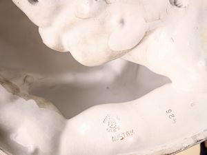 Gruppo in porcellana policroma, Goldscheider  - Asta La casa classica. Stile intramontabile - Associazione Nazionale - Case d'Asta italiane