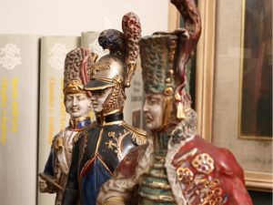 Serie di tre figure in terracotta smalata  - Asta La casa classica. Stile intramontabile - Associazione Nazionale - Case d'Asta italiane