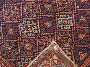 Piccolo tappeto caucasico di vecchia manifattura  - Asta La casa classica. Stile intramontabile - Associazione Nazionale - Case d'Asta italiane