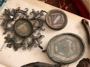 Lotto di curiosit� devozionali  - Asta La casa classica. Stile intramontabile - Associazione Nazionale - Case d'Asta italiane