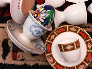 Raccolta di portauovo in porcellana, ceramica e metallo  - Asta La casa classica. Stile intramontabile - Associazione Nazionale - Case d'Asta italiane