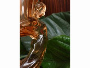 Vaso Art Dec� in vetro pressato color ambra  - Asta La casa classica. Stile intramontabile - Associazione Nazionale - Case d'Asta italiane