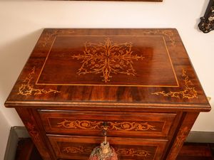 Comodino in noce  - Asta La casa classica. Stile intramontabile - Associazione Nazionale - Case d'Asta italiane