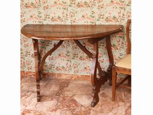 Coppia di mezzi tavoli a luna  - Asta La casa classica. Stile intramontabile - Associazione Nazionale - Case d'Asta italiane