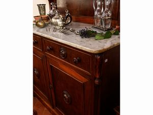 Credenza impiallacciata in noce e piuma di noce  - Asta La casa classica. Stile intramontabile - Associazione Nazionale - Case d'Asta italiane