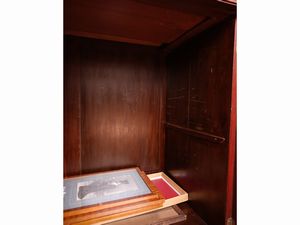 Cristalliera-libreria in mogano ed altre essenze, Edwards & Roberts London  - Asta La casa classica. Stile intramontabile - Associazione Nazionale - Case d'Asta italiane