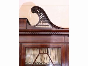 Cristalliera-libreria in mogano ed altre essenze, Edwards & Roberts London  - Asta La casa classica. Stile intramontabile - Associazione Nazionale - Case d'Asta italiane