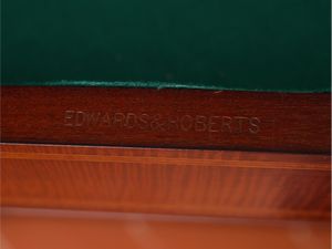 Cristalliera-libreria in mogano ed altre essenze, Edwards & Roberts London  - Asta La casa classica. Stile intramontabile - Associazione Nazionale - Case d'Asta italiane