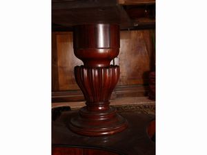 Grande tavolo da pranzo impiallacciato in mogano e piuma di mogano  - Asta La casa classica. Stile intramontabile - Associazione Nazionale - Case d'Asta italiane