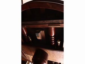 Grande tavolo da pranzo impiallacciato in mogano e piuma di mogano  - Asta La casa classica. Stile intramontabile - Associazione Nazionale - Case d'Asta italiane