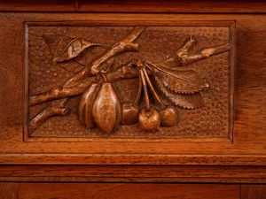 Piccola credenza a due corpi impiallacciata in piuma di noce  - Asta La casa classica. Stile intramontabile - Associazione Nazionale - Case d'Asta italiane