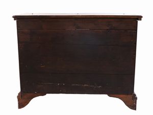 Piccolo cassettone scrittoio in noce  - Asta La casa classica. Stile intramontabile - Associazione Nazionale - Case d'Asta italiane