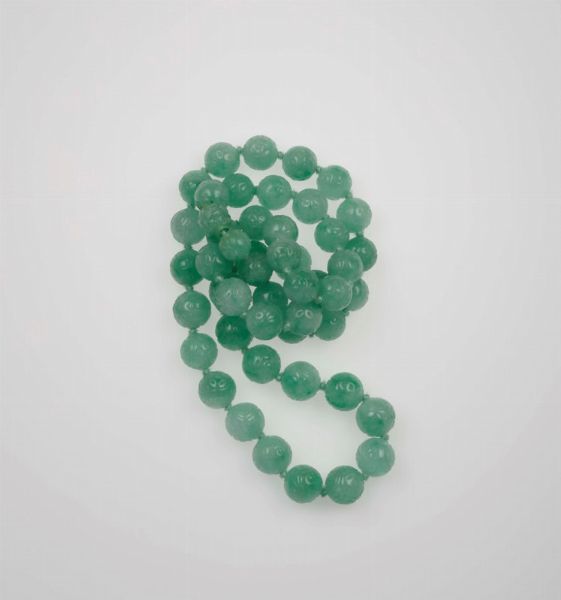 Una collana con boules di giadeite incisa  - Asta Fine Coral Jewels - Associazione Nazionale - Case d'Asta italiane