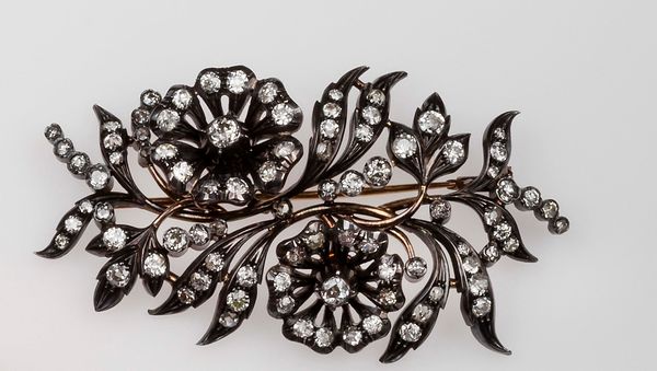 Spilla a soggetto floreale con diamanti di vecchio taglio  - Asta Fine Coral Jewels - Associazione Nazionale - Case d'Asta italiane