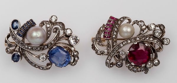 Una spilla con zaffiro Sri Lanka e perla ed una spilla con rubellite e perla  - Asta Fine Coral Jewels - Associazione Nazionale - Case d'Asta italiane