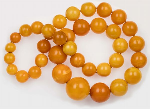 Collana in ambra con boule a scalare  - Asta Fine Coral Jewels - Associazione Nazionale - Case d'Asta italiane