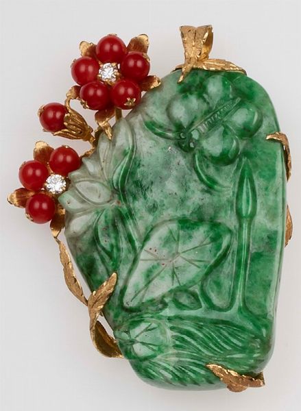 Spilla/pendente in giadeite incisa, corallo e diamanti  - Asta Fine Coral Jewels - Associazione Nazionale - Case d'Asta italiane