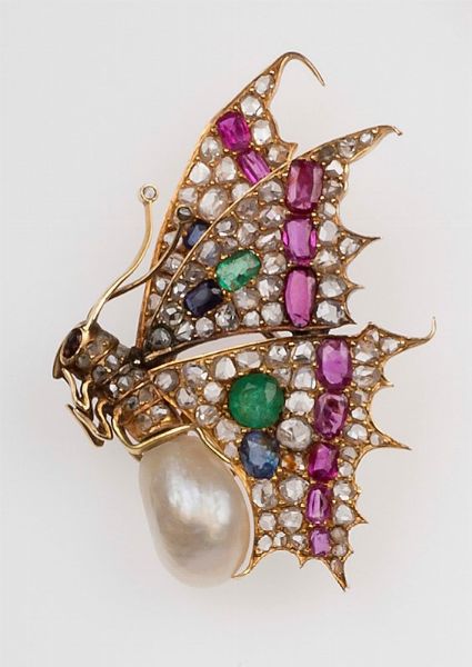 Spilla Farfalla con perla e piccoli rubini, zaffiri, smeraldi e diamanti  - Asta Fine Coral Jewels - Associazione Nazionale - Case d'Asta italiane