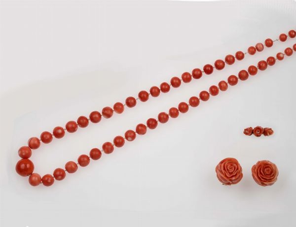 Lotto composto da collana, anello ed orecchini in corallo  - Asta Fine Coral Jewels - Associazione Nazionale - Case d'Asta italiane