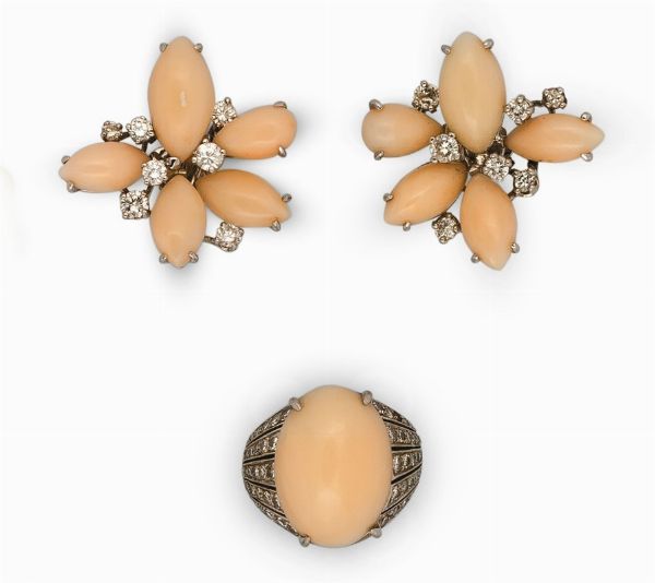 Parure in corallo rosa e diamanti composta da anello ed orecchini  - Asta Fine Coral Jewels - Associazione Nazionale - Case d'Asta italiane