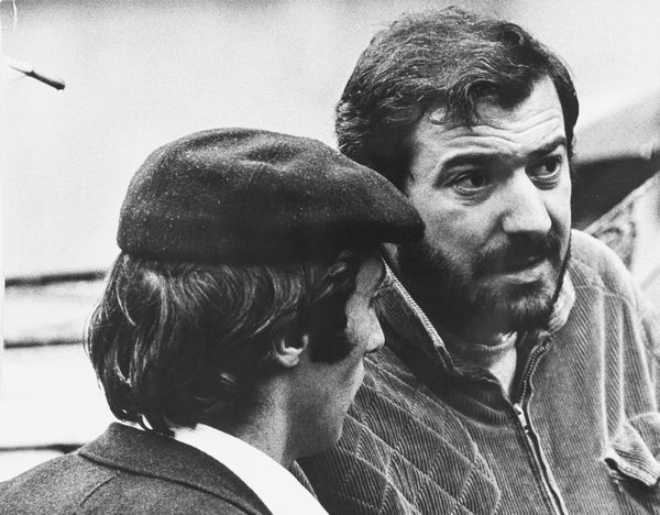 Walter Battistessa : Milano, P.zza Santo Stefano, Mario Capanna a colloquio con Toscano  - Asta Fotografia: Under 1K - Associazione Nazionale - Case d'Asta italiane