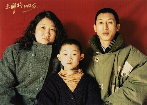 Jinsong Wang : Dalla serie Standard Family  - Asta Fotografia: Under 1K - Associazione Nazionale - Case d'Asta italiane