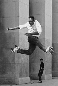 Sabine Weiss - Devant le muse d'Art Moderne