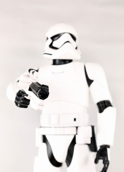 Grande figura interattiva di Stormtrooper, Star Wars, con suoni  - Asta Grafica Internazionale e Multipli d'Autore - Associazione Nazionale - Case d'Asta italiane