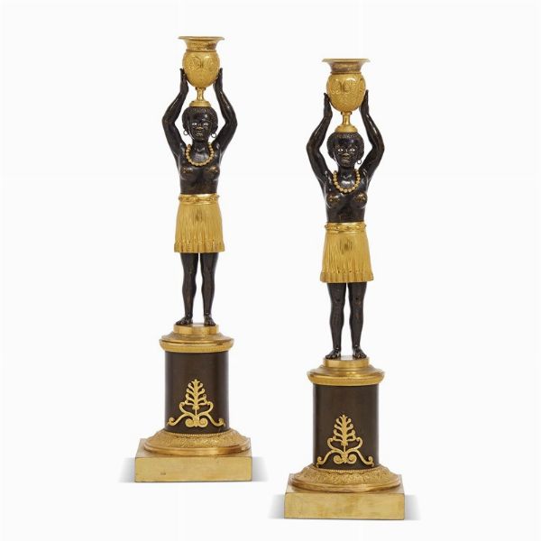 COPPIA DI CANDELABRI, PARIGI, 1800-1810  - Asta INTERNATIONAL FINE ART E UNA IMPORTANTE COLLEZIONE DI PENDOLE AU BON SAUVAGE - Associazione Nazionale - Case d'Asta italiane