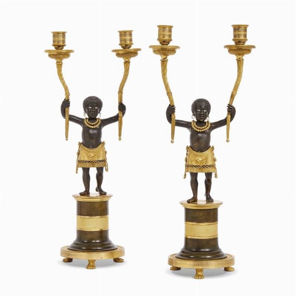 COPPIA DI CANDELABRI, DEVERBERIE & CIE., PARIGI, 1800-1810  - Asta INTERNATIONAL FINE ART E UNA IMPORTANTE COLLEZIONE DI PENDOLE AU BON SAUVAGE - Associazione Nazionale - Case d'Asta italiane