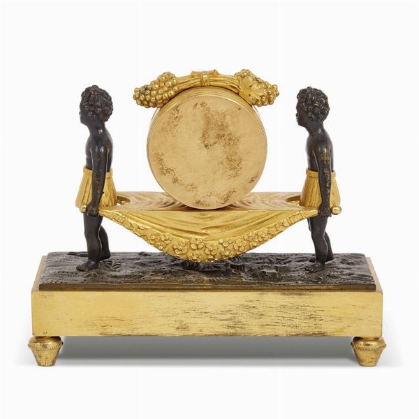 PICCOLO OROLOGIO DA TAVOLO, FRANCIA, INIZI SECOLO XIX  - Asta INTERNATIONAL FINE ART E UNA IMPORTANTE COLLEZIONE DI PENDOLE AU BON SAUVAGE - Associazione Nazionale - Case d'Asta italiane