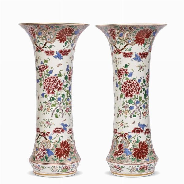 COPPIA DI VASI, CINA, INIZIO SECOLO XIX  - Asta INTERNATIONAL FINE ART E UNA IMPORTANTE COLLEZIONE DI PENDOLE AU BON SAUVAGE - Associazione Nazionale - Case d'Asta italiane