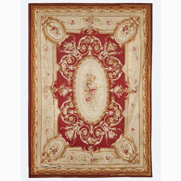 TAPPETO AUBUSSON, FRANCIA, SECOLO XIX  - Asta INTERNATIONAL FINE ART E UNA IMPORTANTE COLLEZIONE DI PENDOLE AU BON SAUVAGE - Associazione Nazionale - Case d'Asta italiane