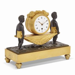 PICCOLO OROLOGIO DA TAVOLO, FRANCIA, INIZI SECOLO XIX  - Asta INTERNATIONAL FINE ART E UNA IMPORTANTE COLLEZIONE DI PENDOLE AU BON SAUVAGE - Associazione Nazionale - Case d'Asta italiane
