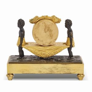 PICCOLO OROLOGIO DA TAVOLO, FRANCIA, INIZI SECOLO XIX  - Asta INTERNATIONAL FINE ART E UNA IMPORTANTE COLLEZIONE DI PENDOLE AU BON SAUVAGE - Associazione Nazionale - Case d'Asta italiane