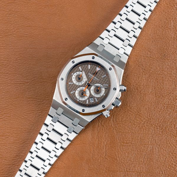 AUDEMARS PIGUET : Affascinante e sportivo Royal Oak Chrono 26300 ST in acciaio con quadrante marrone tropicale e sfere chrono arancione, tre contatori e datario ad ore 5  - Asta Orologi da Polso e da Tasca - Associazione Nazionale - Case d'Asta italiane