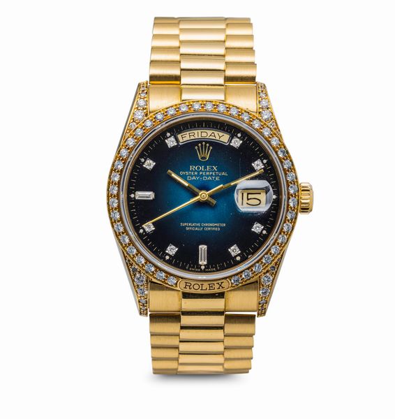 ROLEX : Affascinante e prezioso Day Date President in oro giallo 18k con diamanti finemente incastonati su anse e ghiera quadrante blu degrad� virato con indici brillanti e baguette  - Asta Orologi da Polso e da Tasca - Associazione Nazionale - Case d'Asta italiane