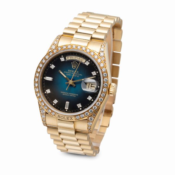 ROLEX : Affascinante e prezioso Day Date President in oro giallo 18k con diamanti finemente incastonati su anse e ghiera quadrante blu degrad� virato con indici brillanti e baguette  - Asta Orologi da Polso e da Tasca - Associazione Nazionale - Case d'Asta italiane