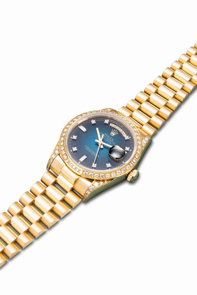 ROLEX : Affascinante e prezioso Day Date President in oro giallo 18k con diamanti finemente incastonati su anse e ghiera quadrante blu degrad� virato con indici brillanti e baguette  - Asta Orologi da Polso e da Tasca - Associazione Nazionale - Case d'Asta italiane