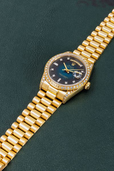 ROLEX : Affascinante e prezioso Day Date President in oro giallo 18k con diamanti finemente incastonati su anse e ghiera quadrante blu degrad� virato con indici brillanti e baguette  - Asta Orologi da Polso e da Tasca - Associazione Nazionale - Case d'Asta italiane