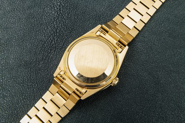 ROLEX : Affascinante e prezioso Day Date President in oro giallo 18k con diamanti finemente incastonati su anse e ghiera quadrante blu degrad� virato con indici brillanti e baguette  - Asta Orologi da Polso e da Tasca - Associazione Nazionale - Case d'Asta italiane