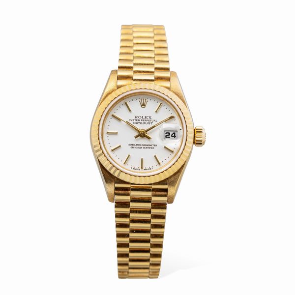 ROLEX : Elegante e classico Lady Datejust ref 69178 in oro giallo 18k, ghiera zigrinata, quadrante bianco con indici a bastone applicati, vetro zaffiro e bracciale President accompagnato da scatola e garanzia  - Asta Orologi da Polso e da Tasca - Associazione Nazionale - Case d'Asta italiane