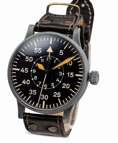 Stowa : Orologio fuori misura Flieger B-Uhr della seconda guerra mondiale in acciaio con trattamento grigio antiriflesso, carica manuale e quadrante nero opaco con numeri e sfere luminescenti  - Asta Orologi da Polso e da Tasca - Associazione Nazionale - Case d'Asta italiane