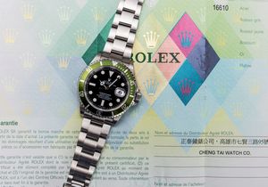 ROLEX : Iconico e sportivo Submariner 16610 LV del 50 anniversario, con ghiera girevole verde, in acciaio inossidabile con quadrante nero e bollino sul fondello, accompagnato da scatola e garanzia  - Asta Orologi da Polso e da Tasca - Associazione Nazionale - Case d'Asta italiane